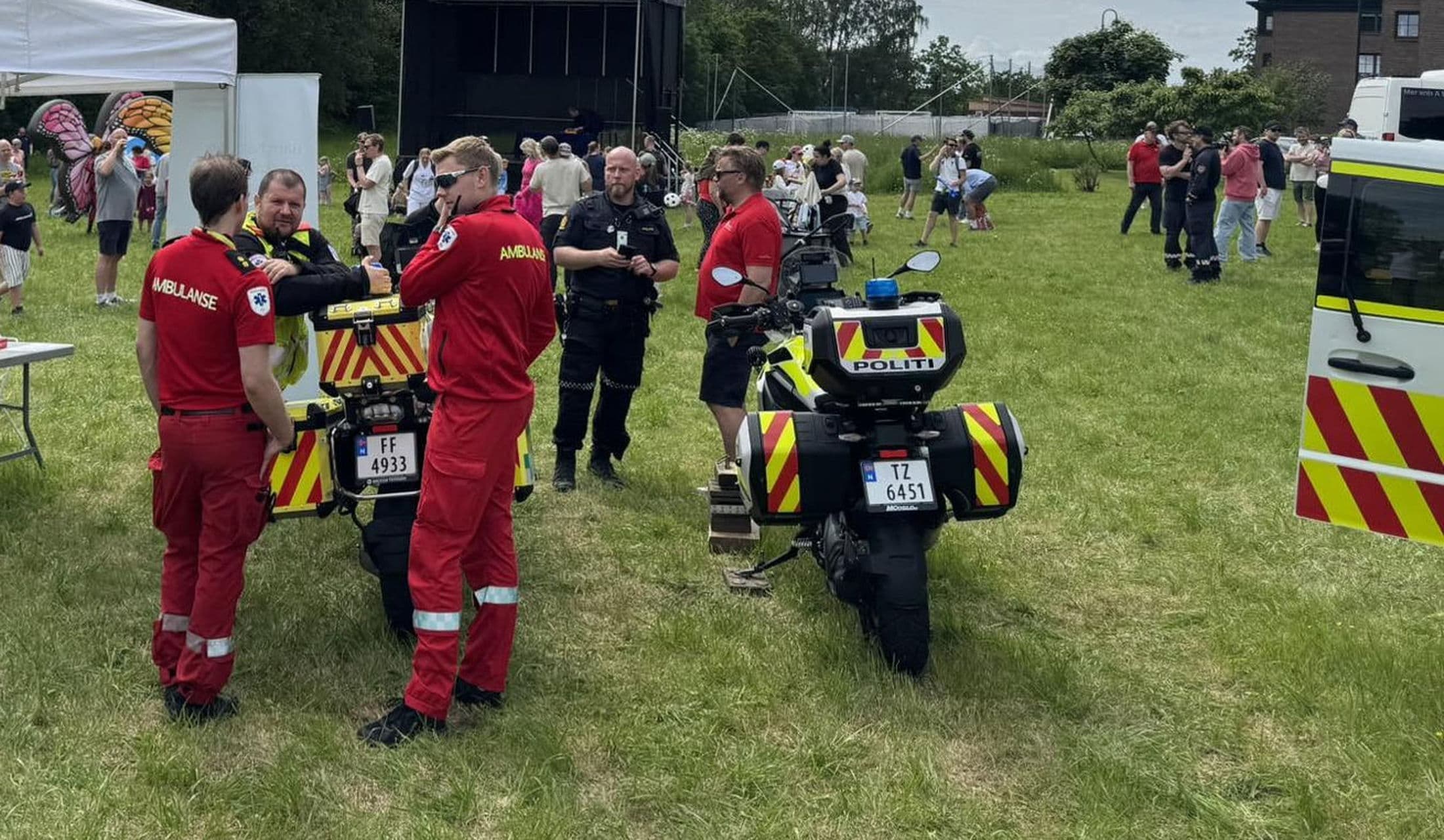 Ambulansepersonell og politi på et arrangement