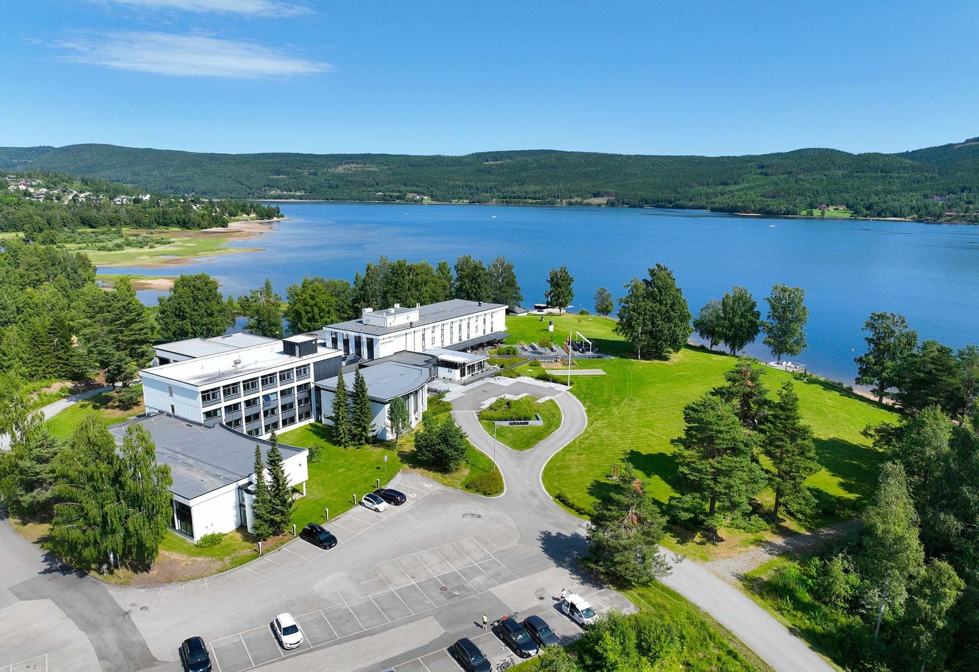 Luftfoto over Hurdalsjøen med hotellet og omgivelsene
