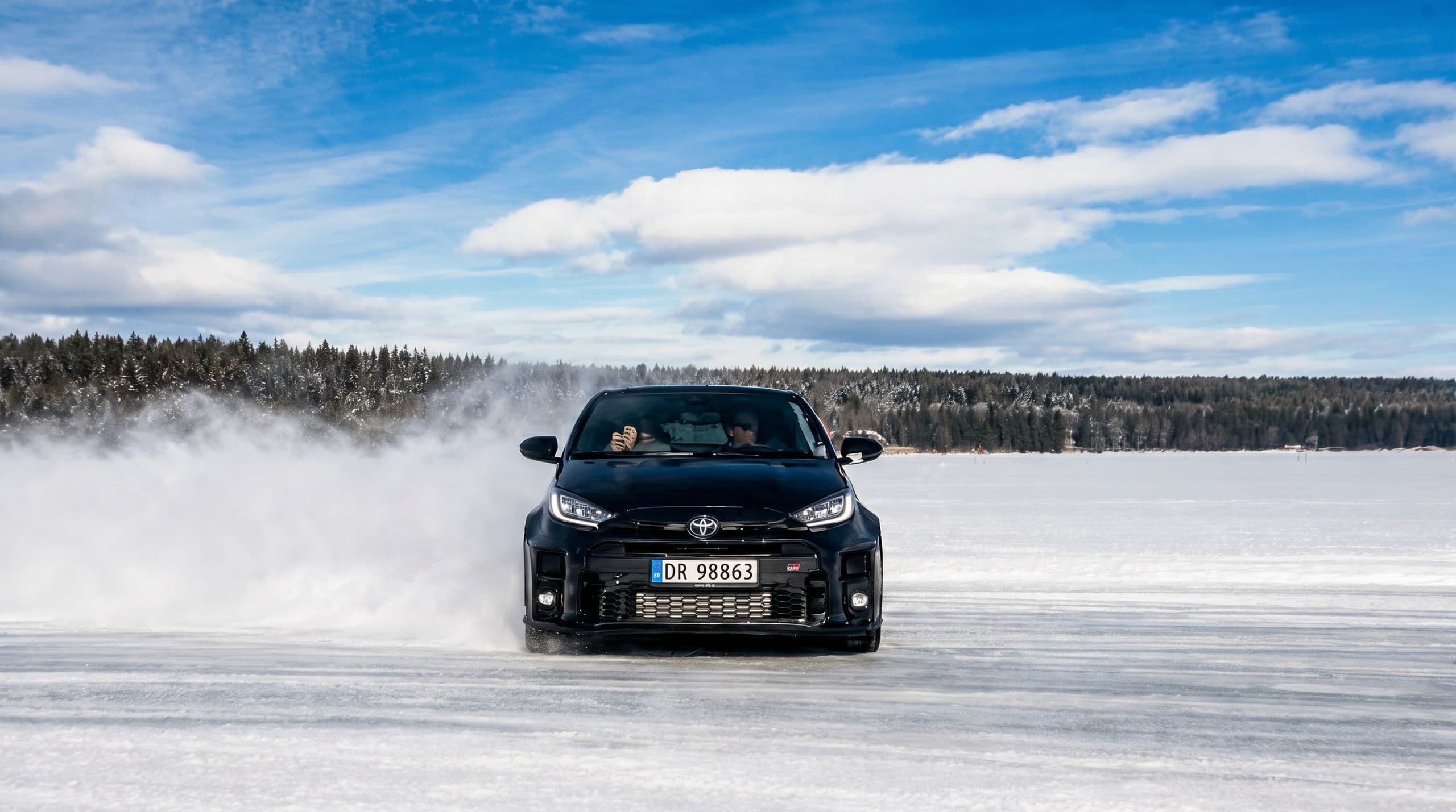 Bil i drift på isbanen på Hurdalsjøen