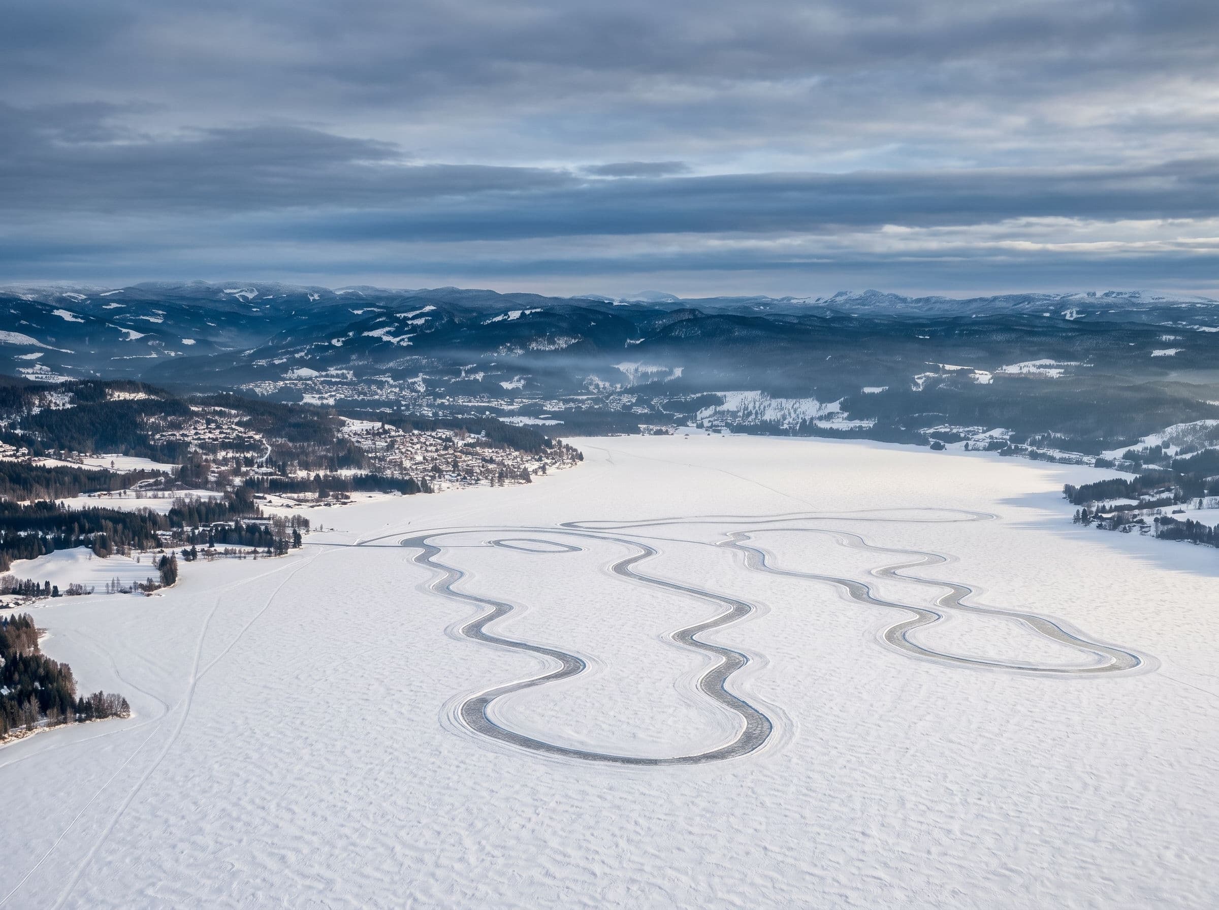 Luftfoto av banetraséen frest i isen på Hurdalsjøen