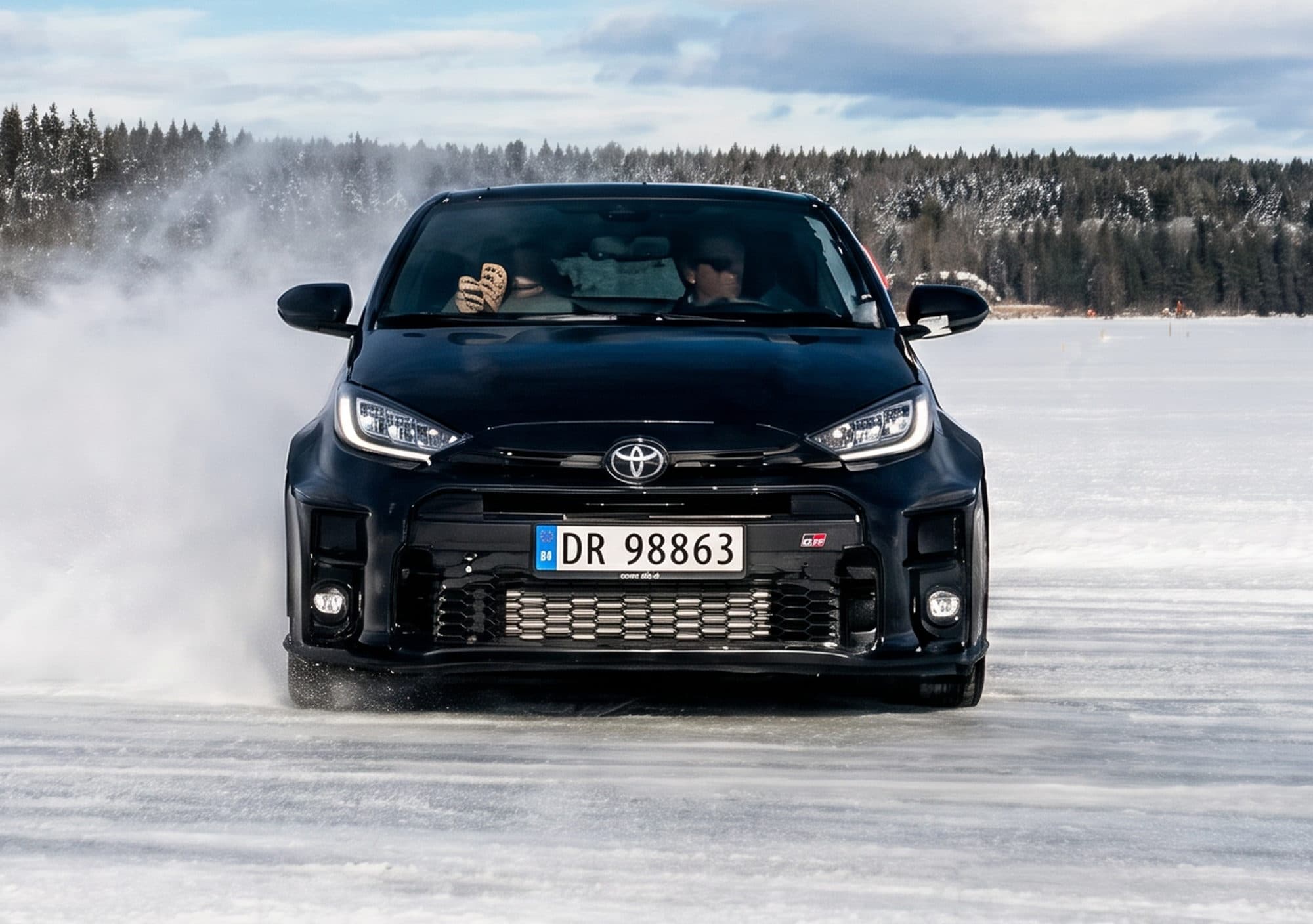 Bil på vei ut på isbanen på Hurdalsjøen